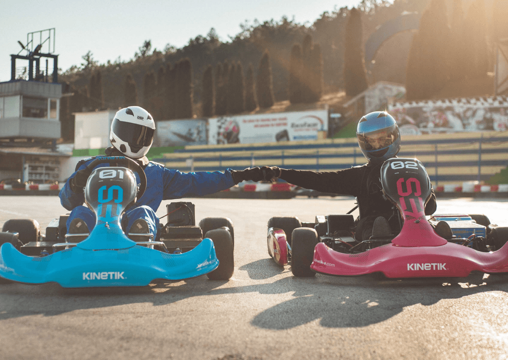 Two pilots fist to fist in KINETIK karts